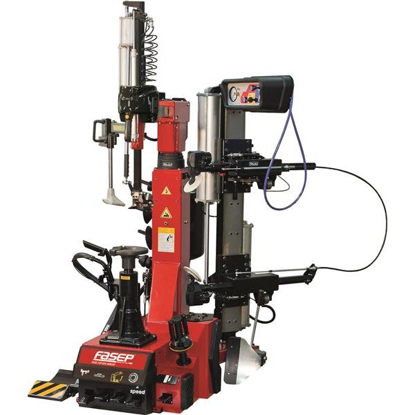 Das Bild zeigt eine moderne, größtenteils rot-schwarze Maschine zur Reifenmontage, die aus mehreren senkrechten und waagerechten Metallarmen, Bedienhebeln, einem Drehteller unten und verschiedenen technischen Anbauteilen besteht, auf der Vorderseite befindet sich der Markenname „FASEP“.