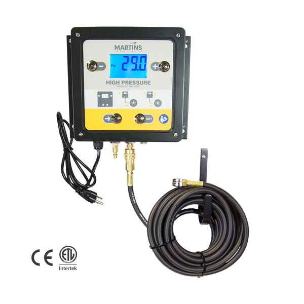 Das Bild zeigt ein elektronisches Gerät zur Druckregelung mit einem digitalen Display, das einen Wert von 29,0 PSI anzeigt. Das Gerät ist an ein schwarzes Stromkabel mit Stecker sowie an einen langen, aufgerollten Schlauch angeschlossen, der einen Anschluss für einen Kompressor oder eine ähnliche Anwendung hat. Auf der Vorderseite befinden sich mehrere Tasten und Symbole zur Bedienung, darunter ein Knopf mit der Aufschrift SET. Unten links auf dem Bild sind die CE- und ETL-Intertek-Zeichen für Zertifizierungen abgebildet.