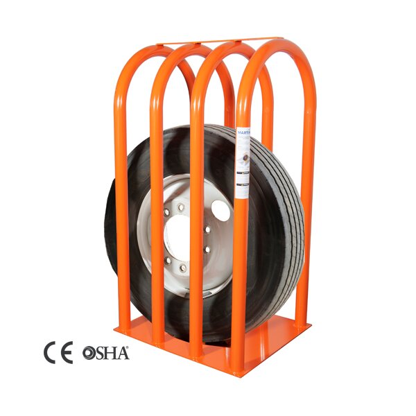 Das Bild zeigt ein großes, vertikal stehendes Reifenregal aus orangefarbenem Metall mit vier gebogenen Streben, in dem ein Lkw-Reifen steckt; auf der linken unteren Seite befinden sich die CE- und OSHA-Zeichen.