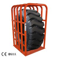 Das Bild zeigt einen großen schwarzen Reifen mit...