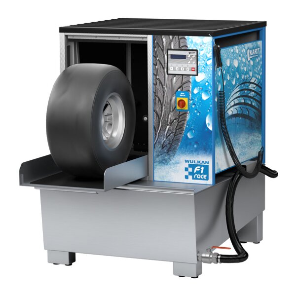 Das Bild zeigt eine moderne Reifensäuberungsmaschine aus Metall mit einem großen schwarzen Reifen, der seitlich aus der Maschine herausragt. Die Maschine hat eine silberne Grundfarbe, einen rechteckigen Aufbau und ist mit blauen Designelementen sowie Reifenspuren, Wassertröpfchen und einem Bedienfeld mit Knöpfen an der Vorderseite versehen. An der Maschine ist ein flexibler schwarzer Schlauch angebracht.