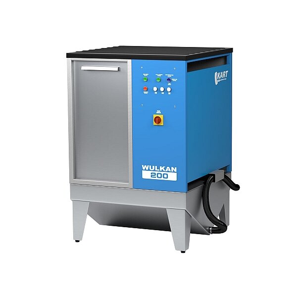 Auf dem Bild ist eine blaue Industriemaschine mit silbernen Standfüßen und einem silbernen Türbereich auf der linken Seite zu sehen. Auf der rechten Seite befinden sich mehrere farbige Knöpfe und ein großer gelber Not-Aus-Knopf. Unterhalb der Knöpfe steht in weißen Buchstaben WULKAN 200. An der Seite der Maschine ist ein schwarzer, flexibler Schlauch befestigt. Oben rechts ist der Markenname KART zu erkennen.