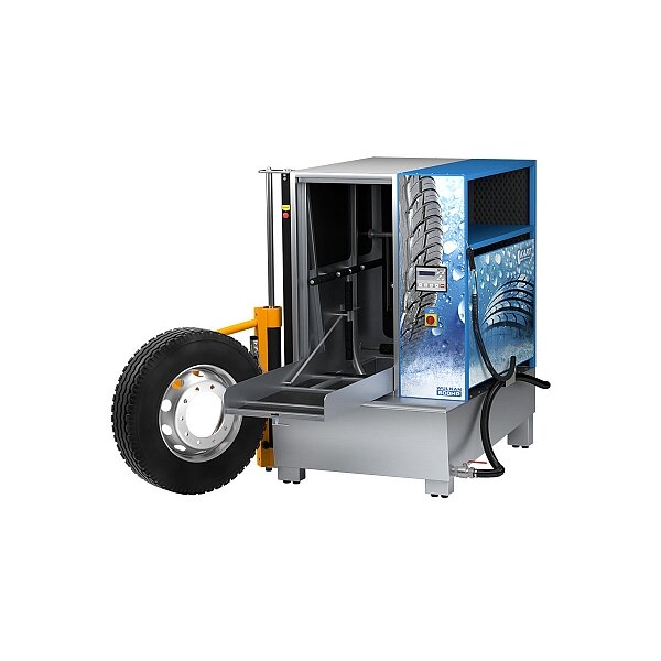 Das Bild zeigt eine Maschine zur Reinigung von Lkw-Reifen. Rechts im Bild befindet sich ein rechteckiges Gehäuse mit blauer Front, auf der ein großes Reifenmotiv und Wassertröpfchen abgebildet sind. In der Mitte der Maschine ist eine geöffnete Klappe, durch die eine Haltevorrichtung für einen Reifen sichtbar ist. Links ist ein großer Lkw-Reifen auf einer gelben Halterung zu sehen, die mit der Maschine verbunden ist. Ein schwarzer Schlauch hängt rechts an der Maschine herab.