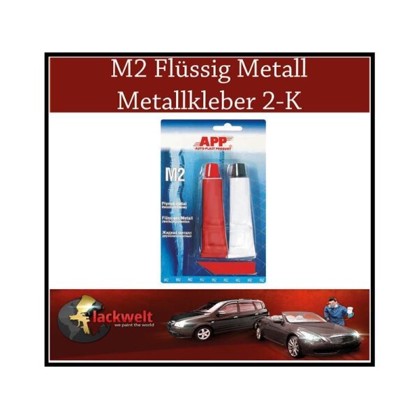 Das Bild zeigt eine Verpackung mit zwei Tuben Klebstoff, eine rot und eine weiß, auf deren Verpackung „APP Auto-Plast Product M2 Flüssigmetall“ steht, darüber befindet sich ein brauner Balken mit dem weißen Text „M2 Flüssig Metall Metallkleber 2-K“, unten ist ein roter Streifen mit der Abbildung von zwei Autos und einer Person, die lackiert, sowie dem Logo „lackwelt we paint the world“.
