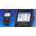 Auf dem Bild ist ein schwarzes, handliches elektronisches Gerät mit einem Farbdisplay und mehreren Tasten zu sehen. Das Display zeigt ein Menü mit verschiedenen Symbolen und deutschen Beschriftungen, unter anderem HERSTELLER AUSWAHL, LETZTES FAHRZEUG, EINSTELLUNGEN, UPDATE, GESPEICHERTE FAHRZEUGE und GERÄTEINFO. Auf dem Gehäuse steht TPMSshop.de und cub. Es gibt Lade- und Batteriestatusanzeigen mit den Beschriftungen CHARGE und LOW BAT. Der Hintergrund ist blau mit einem Farbverlauf.