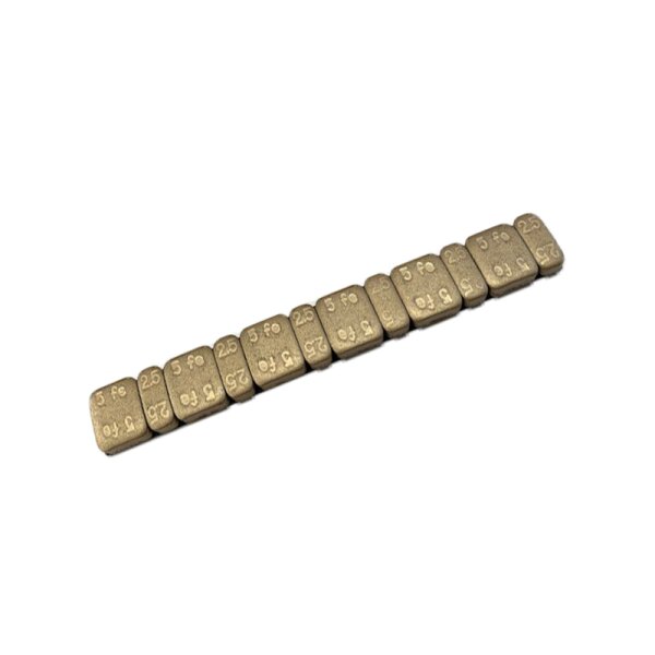 Das Bild zeigt eine gerade Reihe aus zehn kleinen, rechteckigen, goldfarbenen Metallgewichten, die jeweils mit Zahlen und Buchstaben geprägt sind.