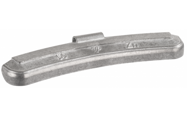 Das Bild zeigt ein längliches, leicht gebogenes Bauteil aus silberfarbenem Metall mit einer rechteckigen Querschnittsform und einer kleinen Lasche oben in der Mitte, auf der Oberseite sind Prägungen zu erkennen, darunter die Buchstaben Zn auf der rechten Seite.