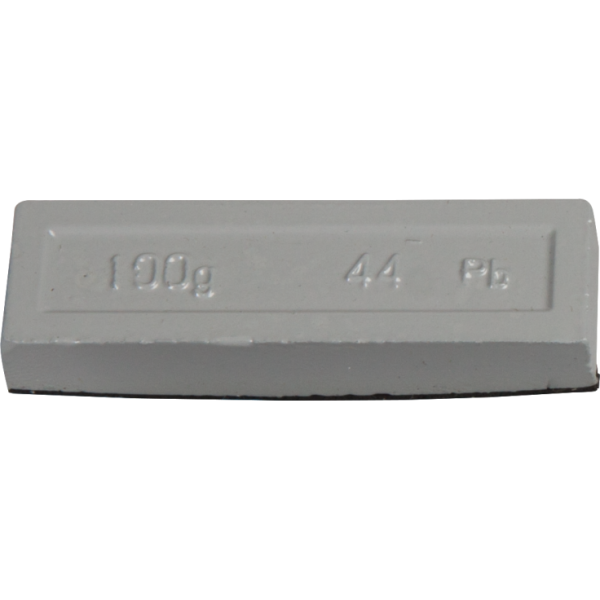 Auf dem Bild ist ein rechteckiger, silbergrauer Metallbarren zu sehen, auf dessen Oberfläche die Prägung 100g 44 Pb steht.