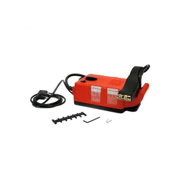 Das Bild zeigt ein rotes elektrisches Gerät mit einem schwarzen Kabel und Stecker. Das Gerät hat auf der Oberseite ein schwarzes Bedienelement und zwei durchsichtige Anzeigen mit Beschriftungen. Rechts an dem Gerät ist ein schwarzes, griffähnliches Teil mit einem roten Schutzbügel. Vor dem Gerät liegen drei kleine Zubehörteile: ein schwarzes Kunststoffteil mit mehreren Zinken, ein kleiner schwarzer Metallstab und ein kleiner silberner Haken. Das Gerät steht auf einer weißen Oberfläche vor einem weißen Hintergrund.