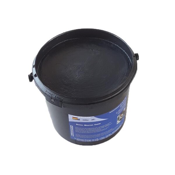 Auf dem Bild ist eine Produktbeschreibung für „Reifen-Montier-Wax“ der Firma Auswuchtwelt Ltd. & Co. KG zu sehen. Oben links befindet sich eine Deutschland-Flagge mit dem Text „made in Germany“. Daneben sind drei Symbole: ein Auto, ein Motorrad und ein Fahrrad. Rechts oben stehen die Firmendaten: Auswuchtwelt Ltd. & Co. KG, Bahnhofstrasse 35, 72810 Gomaringen, Tel. 0049 (0) 7072 922929, Fax. 0049 (0) 7072 9229230, www.auswuchtwelt.de, info@auswuchtwelt.de. 
In der Mitte steht der Produktname: „Reifen-Montier-Wax“. Es folgen Stichworte zu den Eigenschaften: „Schwarz“, erleichtert die Montagearbeit und unterstützt die spätere Demontage, da der Reifen nicht an der Felge anklebt. Geringer Kraft- und Zeitaufwand durch hohe Gleitfähigkeit, wirkt wohltuend auf das Reifenmaterial. Beugt vor gegen Risse und Altersbeschwerden und ist sehr sparsam im Verbrauch und schnell trocknend. Anwendung: Mit dem Pinsel oder Schwamm dünn auf die Reifenwulste auftragen. Bei LKW- und EM-Reifen auch das Felgenbett und den Schraugsattelring einstreichen. Dadurch rutscht der Reifen leicht und