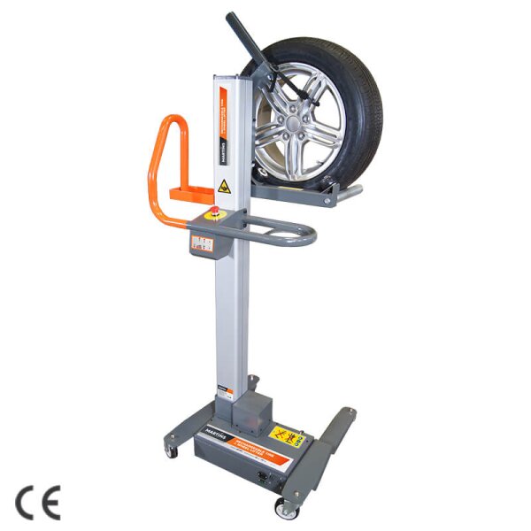Das Bild zeigt eine mobile, elektrisch betriebene Hebehilfe für Autoreifen mit einem einzelnen montierten Reifen auf einer Plattform; das Gerät ist grau und orange, hat einen Griff zum Schieben, Rollen zum einfachen Transport, eine Steuerung mit Not-Aus-Taste und Sicherheitsmarkierungen, im Vordergrund ist das CE-Kennzeichen zu sehen.