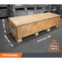 Das Bild zeigt eine rechteckige Holzkiste auf einer Palette in einer Lagerhalle, auf deren Seiten und Oberseite Metallverstärkungen zu sehen sind. Die Abmessungen der Kiste sind mit Pfeilen und Maßangaben versehen: 457 mm (18 Zoll) hoch, 559 mm (22 Zoll) tief und 1676 mm (66 Zoll) lang. Das Gewicht der Kiste ist mit 92 kg (202 lb) angegeben. Unten links steht auf einem orangefarbenen Streifen das Wort PACKAGING.