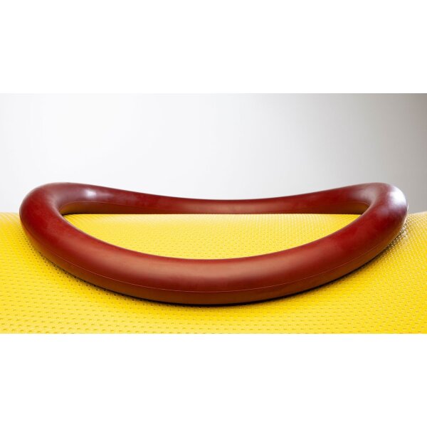 Das Bild zeigt vier ovale, dunkelrote Ringe aus Gummi, die jeweils in einer rechteckigen, teils weißen, teils schwarzen Verpackung stecken. Auf den Verpackungen steht „UTILNOVA innovation tools“ und „TIRE INFLATE RING“. Die Ringe sind nebeneinander auf einer weißen Fläche angeordnet.