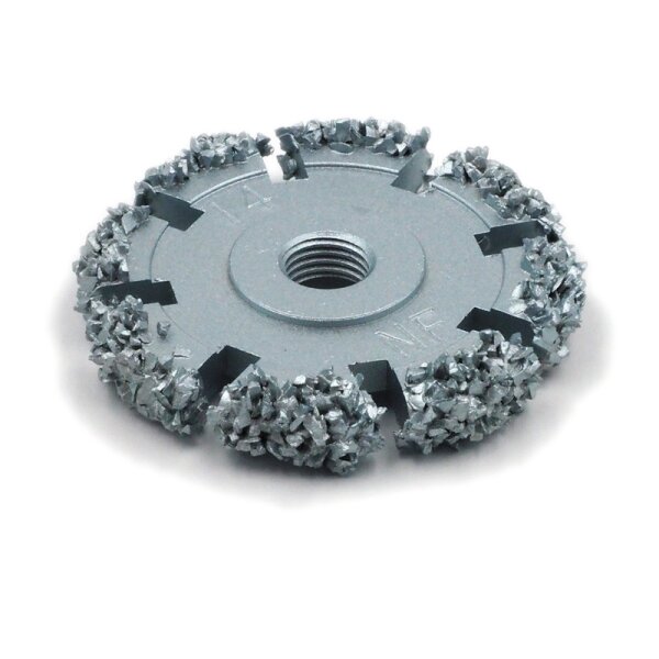 Das Bild zeigt eine runde, silbergraue Schleifscheibe aus Metall mit einer zentralen Öffnung mit Gewinde. Auf der Oberseite und dem äußeren Rand befinden sich mehrere Felder mit groben, metallischen Schleifpartikeln, die in regelmäßigen Abständen angeordnet sind. Zwischen den Feldern sind Kerben in die Scheibe eingelassen. Die Schleifscheibe liegt auf einer weißen Oberfläche.