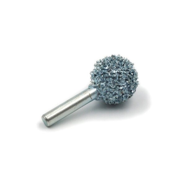Das Bild zeigt einen metallischen Aufsatz für ein rotierendes Werkzeug, wie einen Dremel oder eine Bohrmaschine. Der Aufsatz hat einen zylindrischen Schaft und einen kugelförmigen Kopf, dessen Oberfläche mit groben, silbrigen Schleifkörnern besetzt ist. Die Funktion dieses Werkzeugs ist das Schleifen oder Fräsen von Materialien.