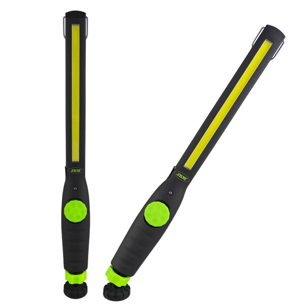 Auf dem Bild sind zwei identische, längliche LED-Arbeitsleuchten abgebildet, die schwarz sind und jeweils einen breiten, gelben Leuchtstreifen entlang ihrer Länge haben; die Griffe sind ergonomisch geformt und haben einen auffälligen, grünen Drehknopf sowie eine grüne Umrandung am unteren Ende.
