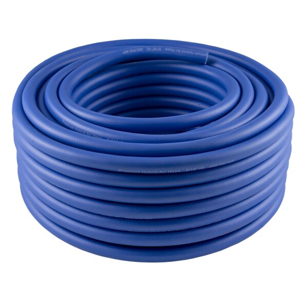 Auf dem Bild ist ein langes, flexibles, blaues Schlauchrohr zu sehen, das zu einer kompakten, runden Rolle aufgewickelt ist und auf einem weißen Hintergrund liegt.