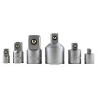 Das Bild zeigt sechs silberfarbene Adapter für Steckschlüssel in einer Reihe auf weißem Hintergrund, sortiert nach Größe von links nach rechts; die Adapter sind metallisch und zylindrisch, an einem Ende quadratisch mit einer Kugel zur Arretierung, die Größen und Bezeichnungen sind auf die Adapter graviert.