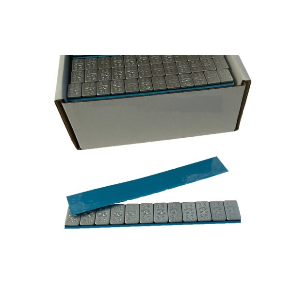 Das Bild zeigt eine weiße Pappschachtel, in der mehrere Reihen silberfarbener, rechteckiger Gewichte mit kleinen eingeprägten Zahlen zu sehen sind. Vor der Schachtel liegen zwei lange Streifen mit denselben Gewichten, die jeweils von einer blauen Kunststofffolie bedeckt sind.