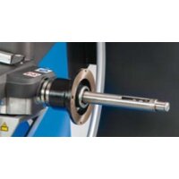 Das Bild zeigt eine metallene Achse oder Welle, die aus einem technischen Gerät herausragt und vermutlich Teil einer Maschinen- oder Werkstatteinrichtung ist.