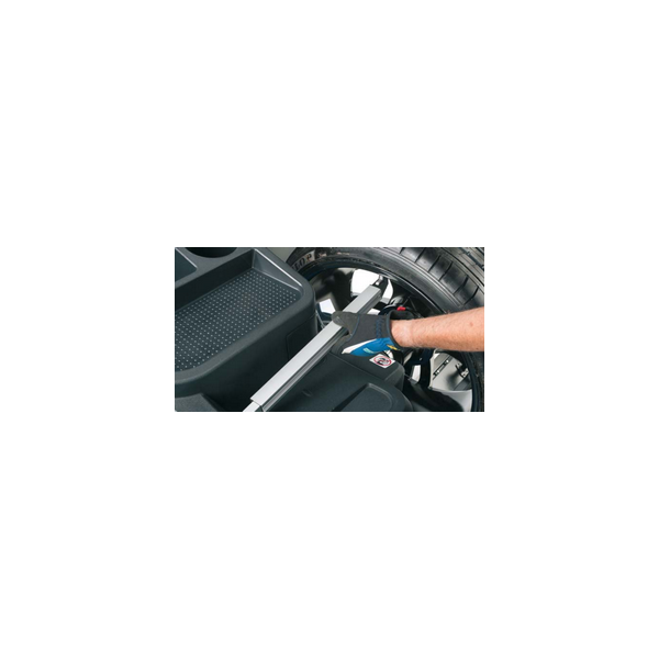 Auf dem Bild ist eine blaue Auswuchtmaschine mit einem montierten Autoreifen zu sehen, oben auf der Maschine befindet sich ein Computerbildschirm, auf dem ein Reifen abgebildet ist, daneben sind Ablagefächer für Werkzeuge integriert.