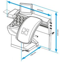 Das Bild zeigt eine technische Zeichnung einer Arbeitsstation mit Bildschirm, Tastaturfeld, vielen kleinen Ablagefächern und einer schräg stehenden, großen beschrifteten Fläche in der Mitte, die mit einem stilisierten “H” versehen ist; daneben sind drei blaue Maßlinien mit folgenden Angaben: 1675 mm Breite, 1570 mm Höhe und 1360 mm Tiefe.