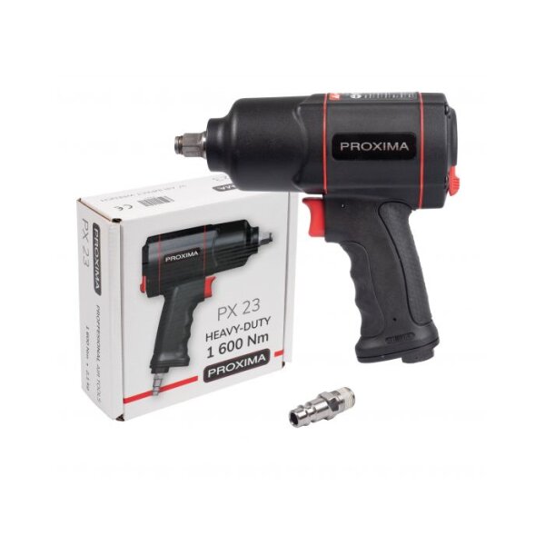 Das Bild zeigt einen schwarzen Schlagschrauber mit roten Akzenten der Marke PROXIMA. Daneben steht der passende Karton, auf dem dasselbe Gerät abgebildet ist. Auf der Verpackung steht „PX 23 Heavy-Duty 1600 Nm PROXIMA“. Vor dem Schlagschrauber liegt ein Metallanschlussstück. Alles ist vor weißem Hintergrund fotografiert.