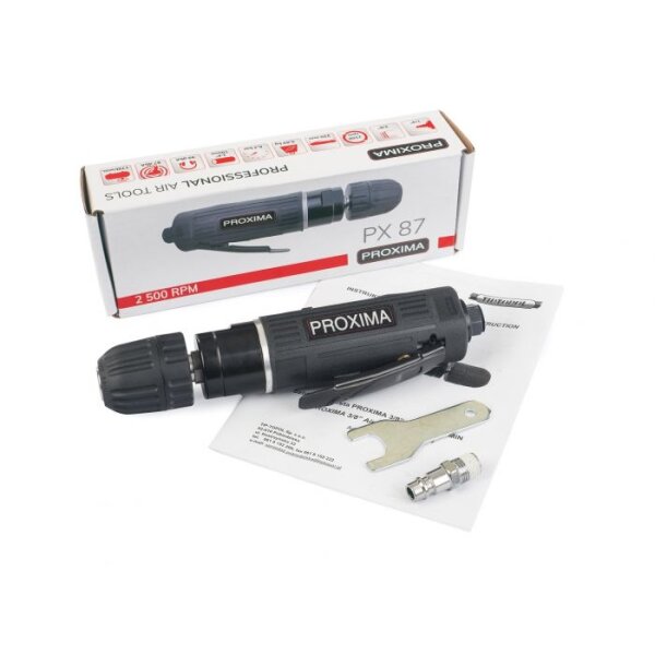 Das Bild zeigt ein Set bestehend aus einem schwarzen Druckluftwerkzeug (Schlagschrauber) der Marke PROXIMA mit der Modellbezeichnung PX 87, einer passenden Produktverpackung, einer Bedienungsanleitung, einem offenen Maulschlüssel und einem Metalladapter. Das Werkzeug und die Zubehörteile liegen auf weißen Papieren, die Verpackung steht dahinter leicht schräg.