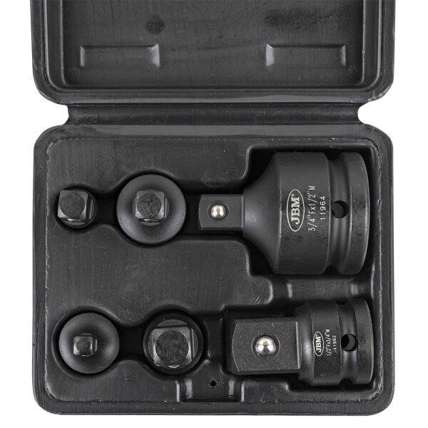 Das Bild zeigt eine offene schwarze Kunststoffbox mit zwei unterschiedlich großen Metall-Adaptern für Steckschlüssel, die nebeneinander in passgenauen Aussparungen liegen. Die Adapter sind schwarz, zylindrisch und haben jeweils ein quadratisches Ende zum Einstecken von Werkzeugaufsätzen. Auf einem der Adapter steht die Aufschrift „JBM 3/4 F X 1/2 M 11964“.