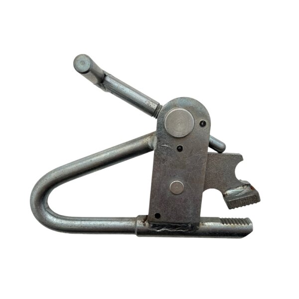 Das Bild zeigt ein silbernes Metallwerkzeug mit einer gebogenen Basis, einem rechteckigen Mittelteil und einer Hebelmechanik; an einer Seite befindet sich ein gezacktes Greifmaul, während der obere Teil einen seitlich abstehenden Hebel aufweist.