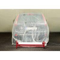 Ein Auto steht in einer hellen Garage oder Werkstatt und...