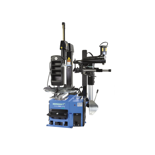 Das Bild zeigt eine professionelle Reifenmontiermaschine in blauer Farbe mit zahlreichen schwarzen Komponenten und Bedienhebeln. Sie verfügt vorne über einen runden Montageteller für das Rad, oben befindet sich eine vertikale Säule mit einem Druckmesser und mehreren Hebeln sowie eine seitlich angebrachte, bewegliche Haltevorrichtung. Das Gerät ist mit verschiedenen Aufsätzen und technischen Elementen ausgestattet, die für das Montieren und Demontieren von Reifen an Felgen genutzt werden.