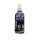 Eine dunkelblaue Sprühflasche mit weißer Verschlusskappe, darauf steht in großen silbernen Buchstaben „DEO AUTO AIR FRESHNER“, darunter ist ein Bild von Lüftungsschlitzen eines Autos, daneben steht „Parfume Fragrance“, „Removes Odors“ und „Neutralizes Cigarette Smoke“, unten steht „100ml“ und „NEW CAR FRAGRANCE“.