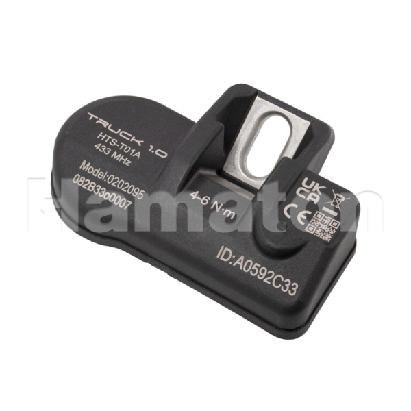 Das Bild zeigt einen schwarzen rechteckigen elektronischen Sensor mit der Aufschrift „TRUCK 1.0 HTS-T01A 433 MHz Model: 02020095 0828330007 4-6 N·m ID: A0592C33“ und verschiedenen Zertifizierungszeichen auf der Oberseite, einschließlich UKCA- und CE-Logo sowie einem kleinen QR-Code und weiteren Symbolen, wobei an einer Seite ein Metallelement herausragt.