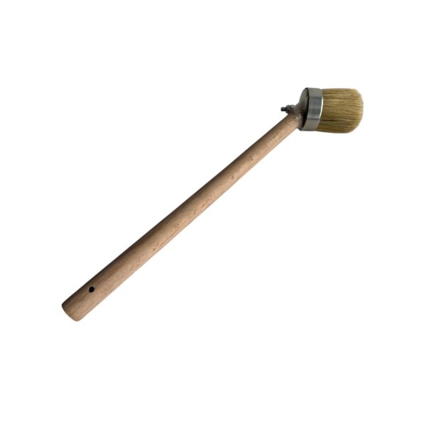 Das Bild zeigt eine Bürste mit langem, rundem Holzgriff und rundem Bürstenkopf mit hellen Borsten, die mit einer Metallfassung am Griff befestigt sind.