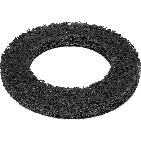 Das Bild zeigt eine flache, runde Scheibe mit einem Loch in der Mitte aus grobem, schwarzem, porösem Material, ähnlich einem wirren Schwamm oder rauen Schleifvlies.