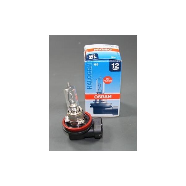 Das Bild zeigt eine Halogenlampe neben ihrer Verpackung. Die Lampe hat einen Metallanschluss und einen klaren Glaskolben. Rechts von der Lampe steht die Verpackung, die hauptsächlich in Blau- und Orangetönen gestaltet ist. Auf der Verpackung steht HALOGEN, H9 und 12 VOLT. Zudem ist OSRAM in weißer Schrift auf einem orangefarbenen Streifen zu lesen. Ein UV Filter-Symbol ist ebenfalls abgebildet.