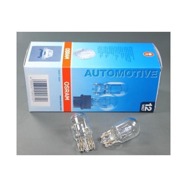 Das Bild zeigt eine blaue Verpackung mit der Aufschrift OSRAM und AUTOMOTIVE. Auf der Packung sind Illustrationen von Glühbirnen abgebildet. Vor der Verpackung liegen zwei transparente Glühbirnen auf einer grauen Oberfläche. Die Verpackung ist aufrecht platziert und zeigt einen Barcode auf der linken Seite. Oben rechts steht 12 Volt. Die Glühbirnen haben metallische Kontakte am unteren Ende.