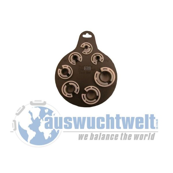 Das Bild zeigt ein rundes, schwarzes Werkzeug-Set mit mehreren unterschiedlich großen C-förmigen Einsätzen, die auf der Halterung angeordnet sind. In der Mitte steht „BGS Die Contact Tool Set“. Unten ist das Logo von „auswuchtwelt“ und der Schriftzug „we balance the world“ zu sehen, daneben ein stilisiertes Bild einer Weltkugel.