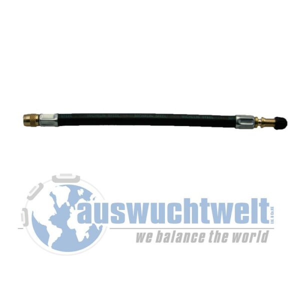 Das Bild zeigt einen schwarzen, gebogenen Reifendruck-Verlängerungsschlauch mit Metallanschlüssen an beiden Enden und einer Schutzkappe auf einer Seite, darunter ist das Logo und der Schriftzug auswuchtwelt we balance the world mit stilisierter Weltkugel in Blautönen abgebildet.