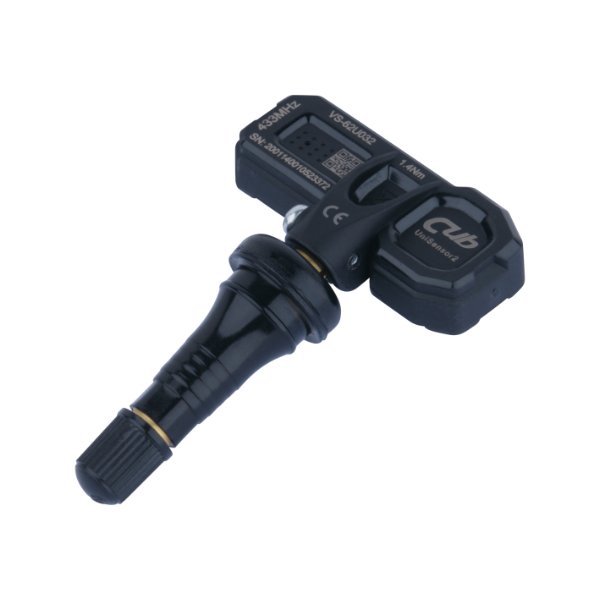 Das Bild zeigt einen schwarzen Reifendrucksensor mit einem Ventil, wie er für Fahrzeuge verwendet wird, um den Luftdruck im Reifen zu überwachen; auf dem Sensor befindet sich unter anderem ein QR-Code, technische Angaben wie 433MHz und ein Herstellerlogo mit der Aufschrift Cub universal.