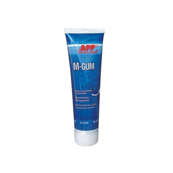 Eine blaue Tube mit weißem Deckel, darauf steht oben in Rot „APP AUTO-PLAST PRODUCT“, darunter in Weiß groß „M-GUM“, darunter in kleiner weißer Schrift mehrsprachig „Pasta montazowa do tlumikow“, „Abgasanlagen-Montagepaste“ und weiterer Text in einer anderen Sprache.