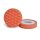 Auf dem Bild sind zwei runde, orangefarbene Polierschwämme aus Schaumstoff zu sehen, einer steht aufrecht und zeigt eine rautenförmig strukturierte Oberfläche, der andere liegt flach, sodass seine weiße Rückseite mit Schrift teilweise sichtbar ist.