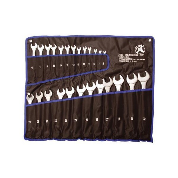 Das Bild zeigt ein Set von Schraubenschlüsseln, die in einer schwarzen Rolltasche mit blauer Umrandung organisiert sind. Die Schraubenschlüssel haben zwei Reihen: Eine obere Reihe mit den Größen von 6 bis 18 und eine untere Reihe mit den Größen von 19 bis 32. Jeder Schraubenschlüssel steckt in einer eigenen Tasche, auf der die jeweilige Größe aufgedruckt ist. Oben rechts steht „Gabel-Ringschlüssel-Satz“ sowie weitere Details.