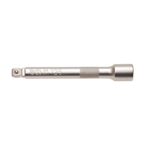 Das Bild zeigt eine silberne Metallverlängerung für eine Ratsche, auch Verlängerungsstange genannt, mit gerändeltem Griffbereich und quadratischem Anschlussende, auf dem die Gravur BGS 125 zu sehen ist.