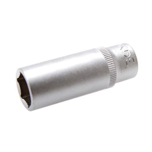 Das Bild zeigt eine silberne Sechskant-Stecknuss aus Metall, die für einen Steckschlüsselsatz verwendet wird; die Oberfläche ist glatt, nur im hinteren Bereich ist ein geriffelter Ring zur besseren Griffigkeit eingearbeitet.