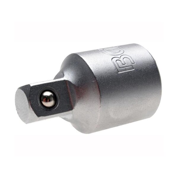 Das Bild zeigt einen silbernen Metalladapter mit zylindrischer Form und einer eckigen Aufnahme an einem Ende sowie einer Kugelarretierung auf der Stirnseite der Aufnahme, wie sie bei einem Stecknussadapter für Werkzeug verwendet wird.
