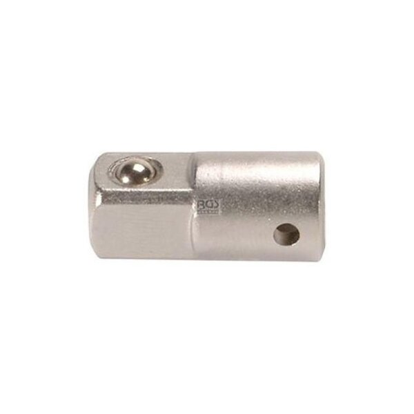 Das Bild zeigt einen kleinen, silbernen, metallenen Adapter mit einem quadratischen Ende und einem runden Ende, das ein Loch hat; das quadratische Ende hat eine Kugelarretierung.