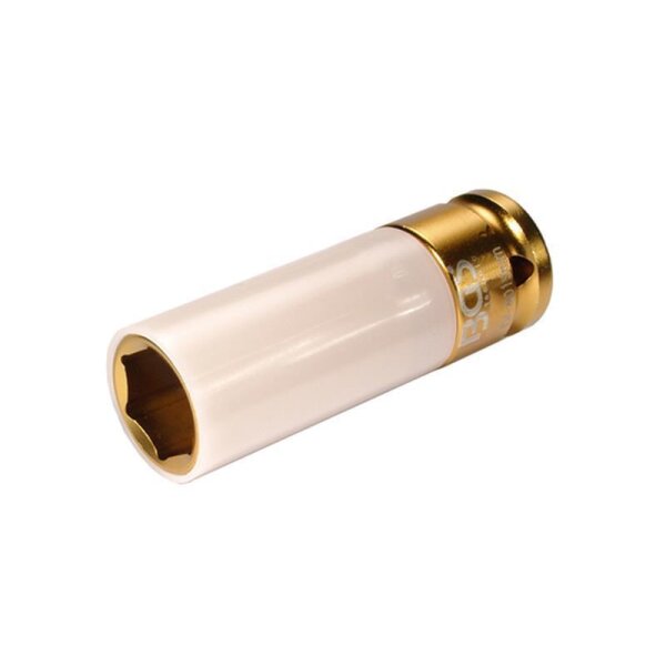 Das Bild zeigt eine glänzende, zylindrische Nuss aus Metall, die hauptsächlich weiß ist, mit goldfarbenen Enden, wobei eines der Enden sechskantig geöffnet ist und das andere eine Lochung für einen Werkzeugantrieb aufweist.
