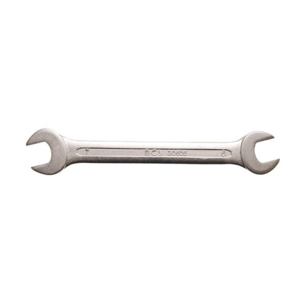 Das Bild zeigt einen silberfarbenen offenen Doppelmaulschlüssel aus Metall, der an beiden Enden einen offenen Maulkopf hat; die Größen 7 und 8 sind seitlich eingraviert.